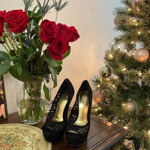 NWT BEBE black high heel shoes size 35